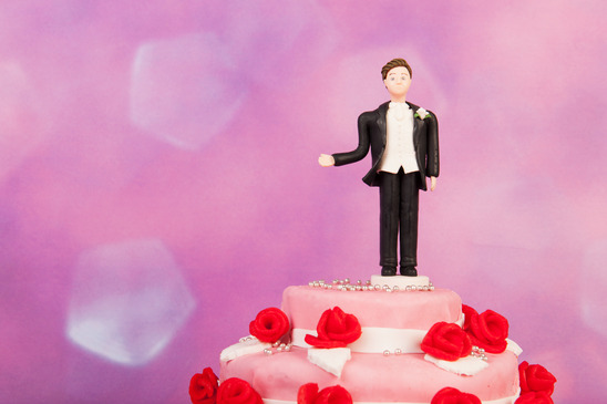 Figurine man alone at the wedding cake